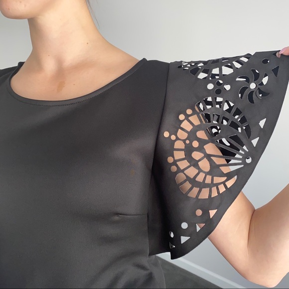 Black dress with ornate sleeves - Picture 3 of 3